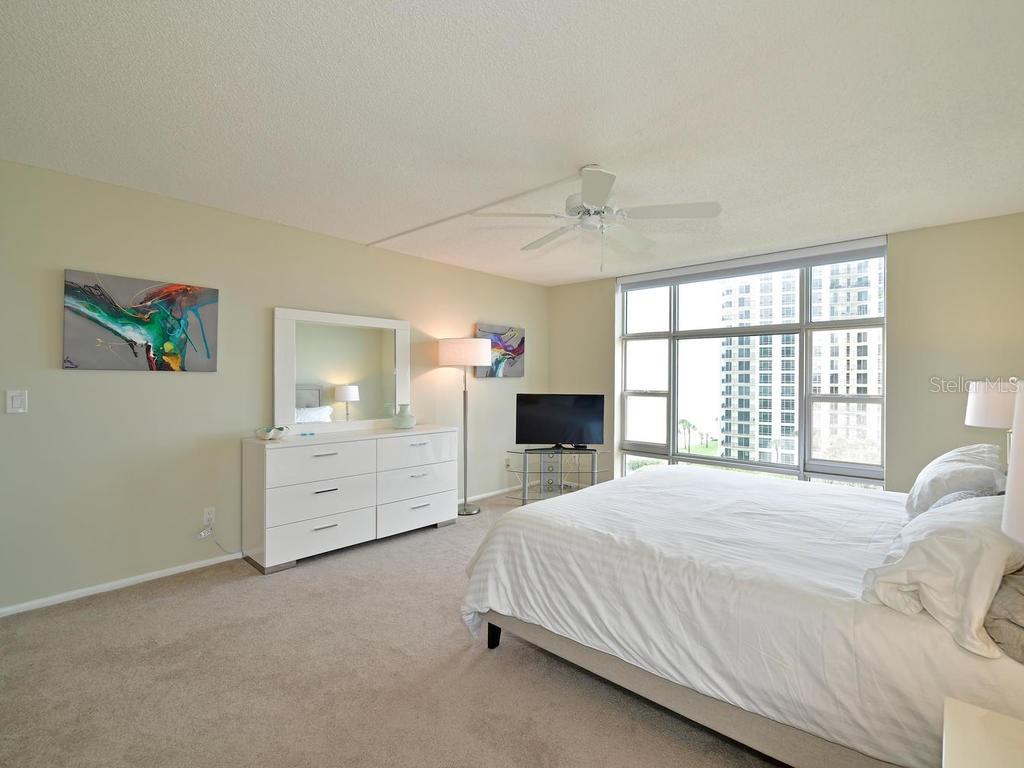 2425 Gulf Of Mexico Drive, Unit 7F Longboat Key, FL 34228 - Photo 30 of 50 a spacious bedroom with a bed and a window