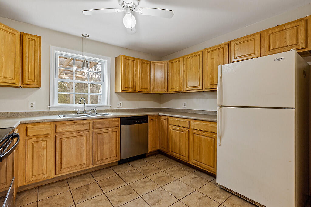 11 Trask Road Benton, ME 04901 - Photo 13 of 40 Kitchen