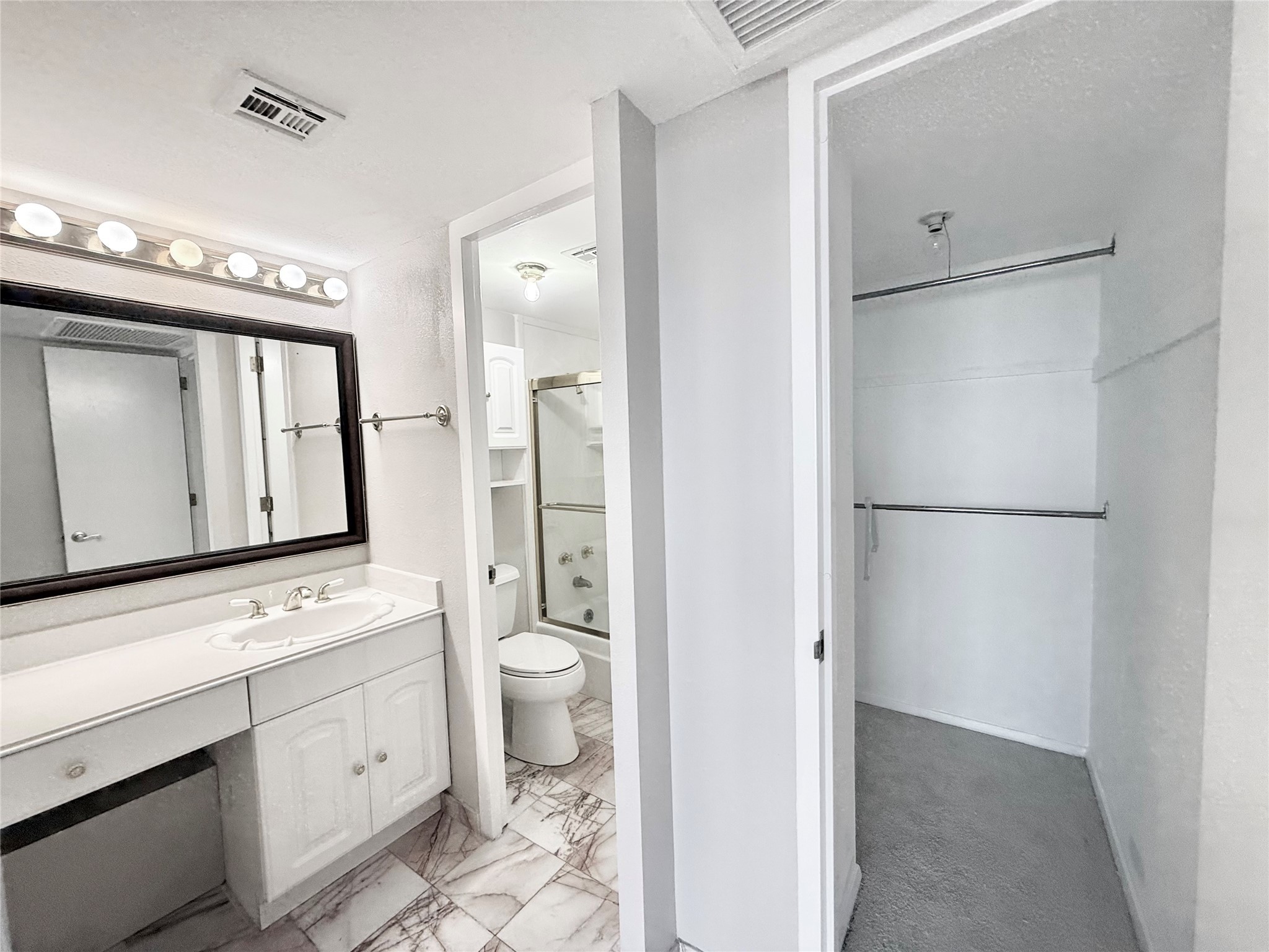 2016 Main, Unit 1904 Houston, TX 77002 - Photo 12 of 40 primary bathroom, closet and dressing area