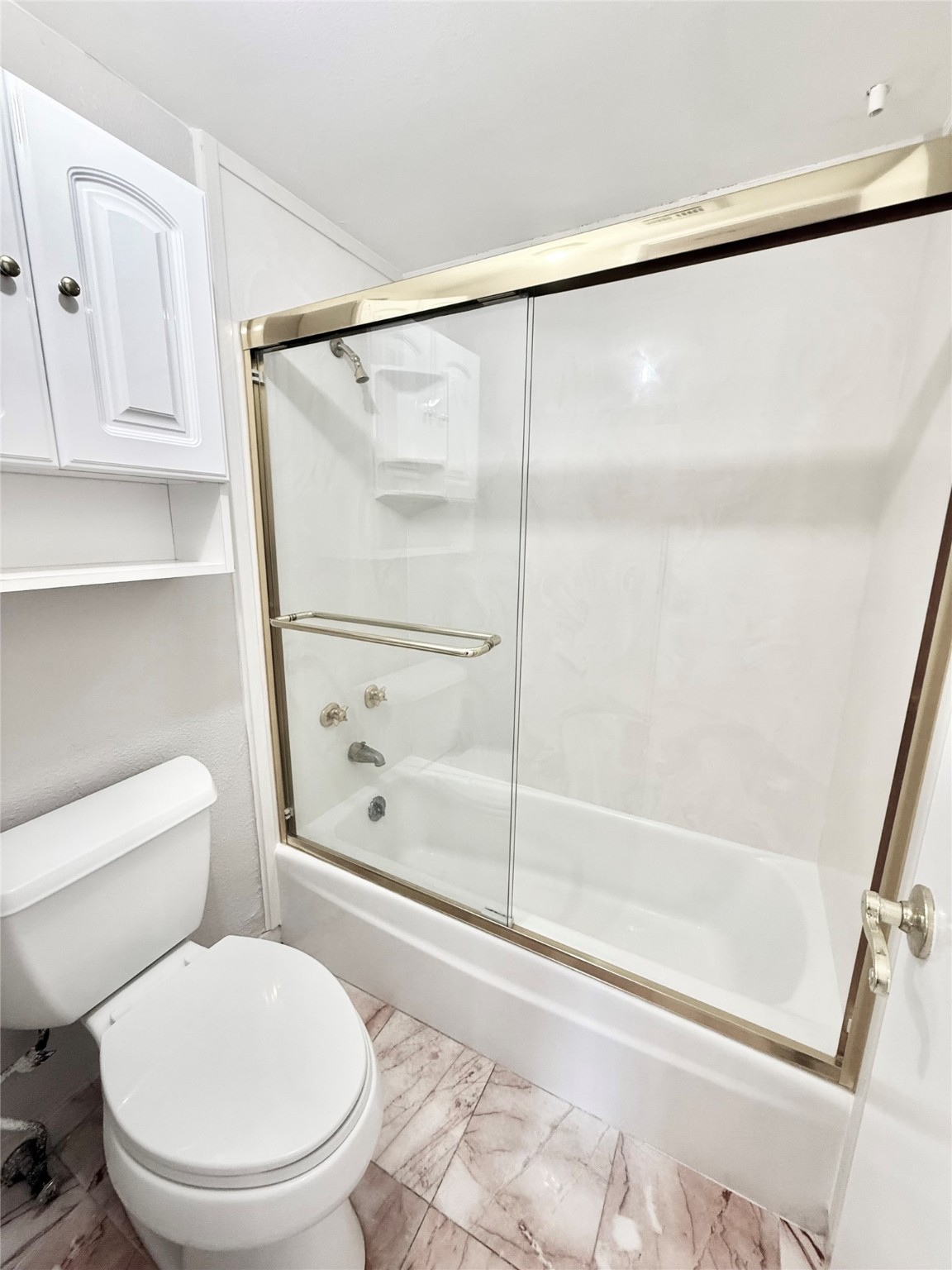 2016 Main, Unit 1904 Houston, TX 77002 - Photo 13 of 40 primary shower/tub