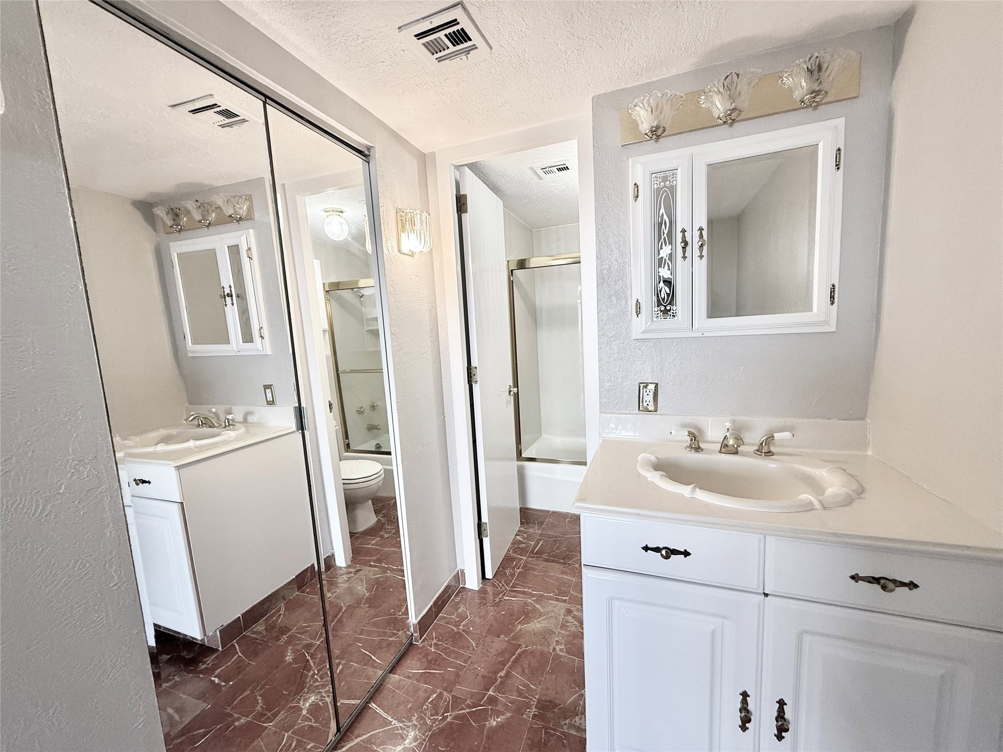 2016 Main, Unit 1904 Houston, TX 77002 - Photo 20 of 40 2nd bathroom