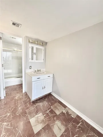 $179,500 | 2016 Main, Unit 1904, Houston, TX 77002