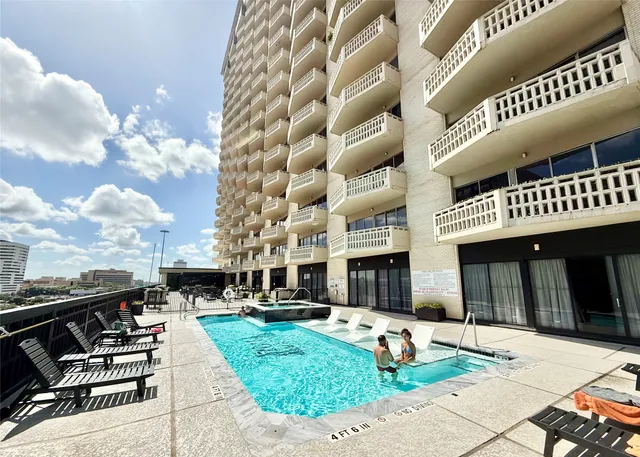 $179,500 | 2016 Main, Unit 1904, Houston, TX 77002