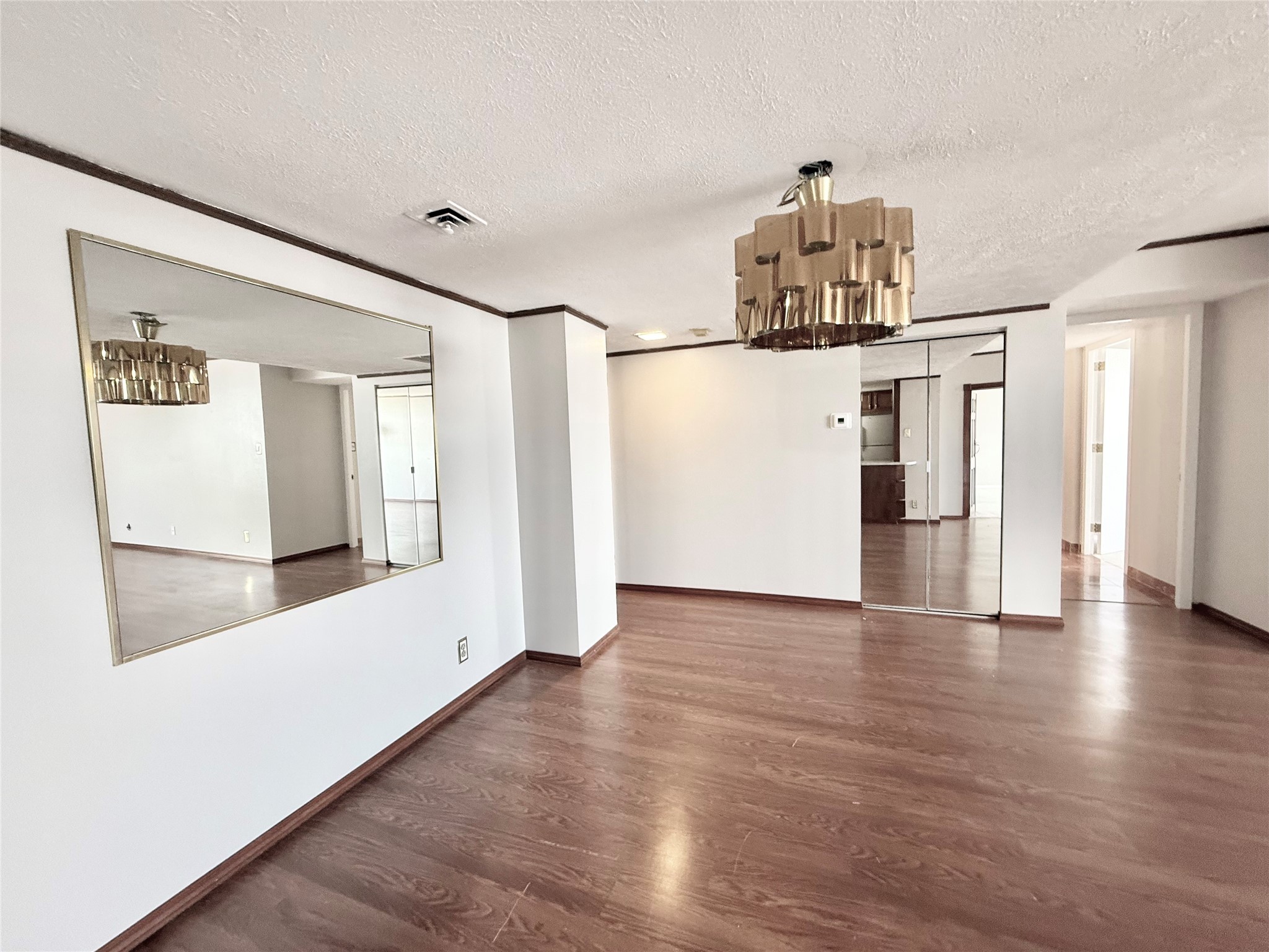 2016 Main, Unit 1904 Houston, TX 77002 - Photo 5 of 40 dining area