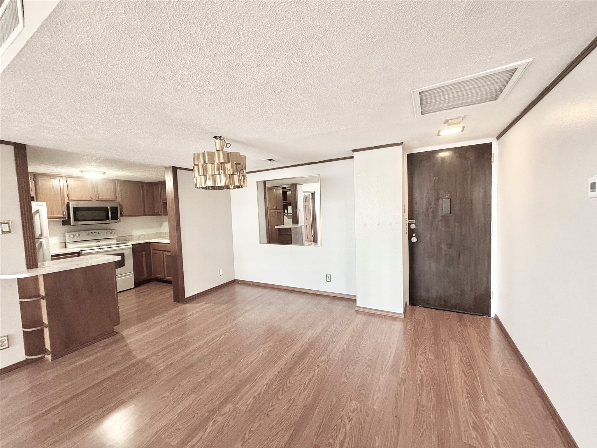 2016 Main, Unit 1904 Houston, TX 77002 - Photo 7 of 40 view toward entry and dining area