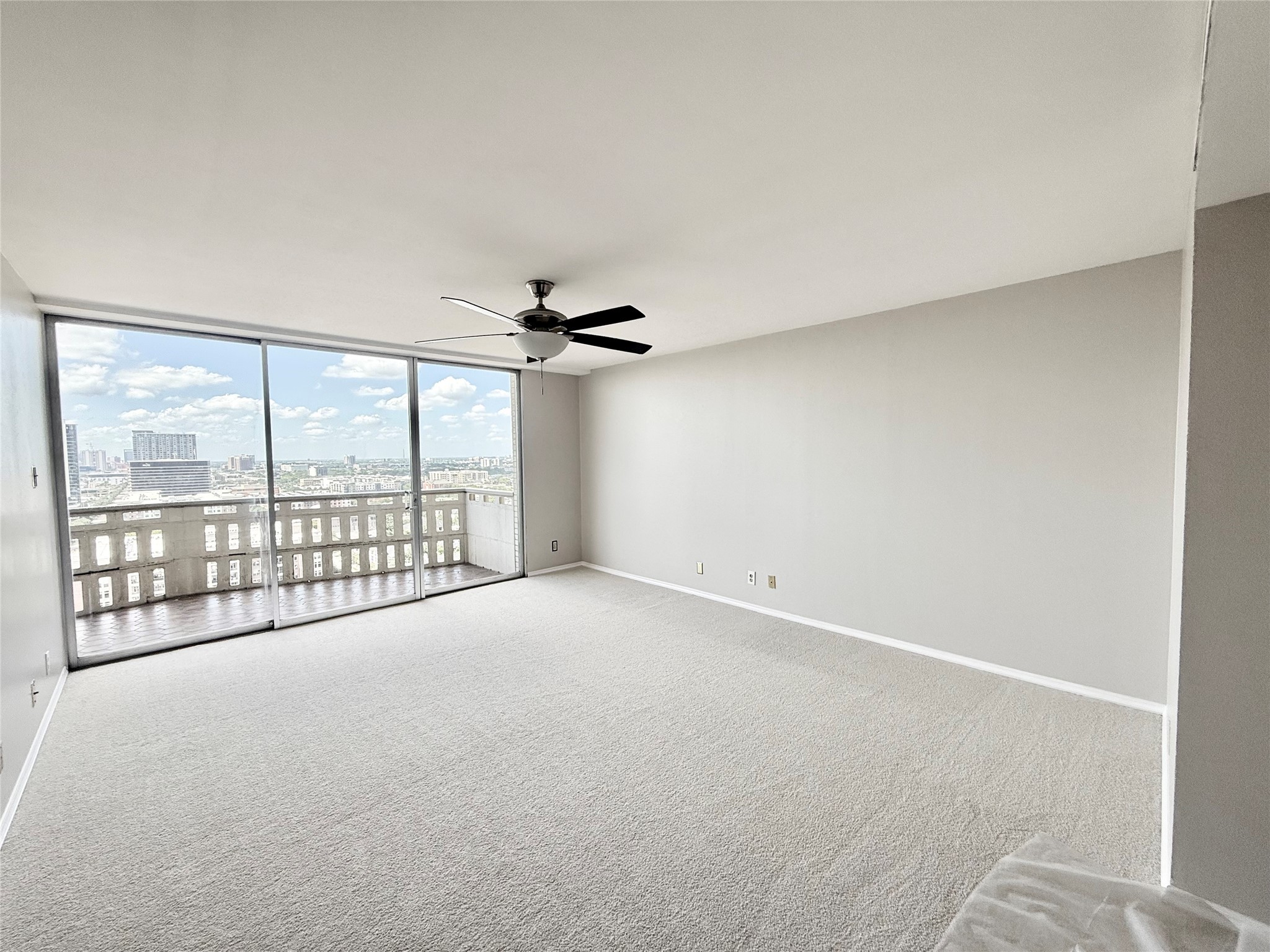 2016 Main, Unit 1904 Houston, TX 77002 - Photo 10 of 40 primary bedroom