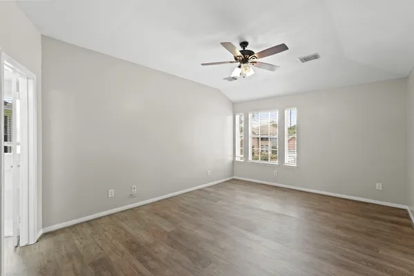 $2,300 | 2922 Glencullen Lane, Pearland, TX 77584