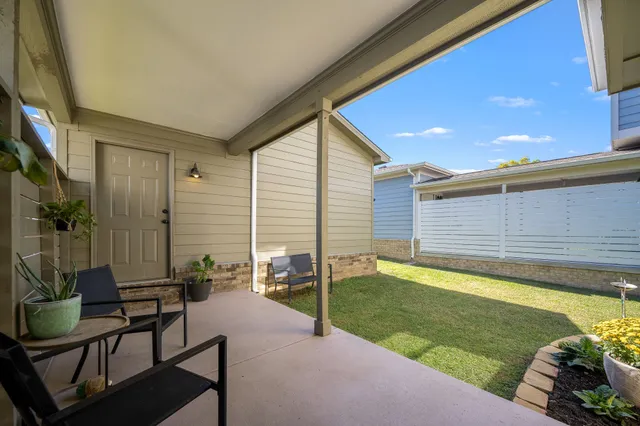 a view of a house with backyard