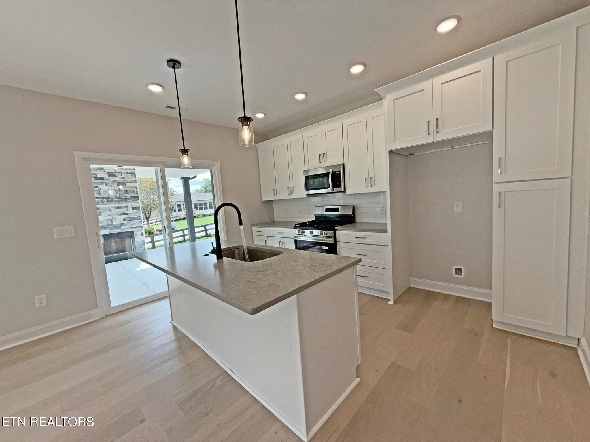 124 Chelsea Lane La Follette, TN 37766 - Photo 2 of 49 IMG_0949Chelseapicsed