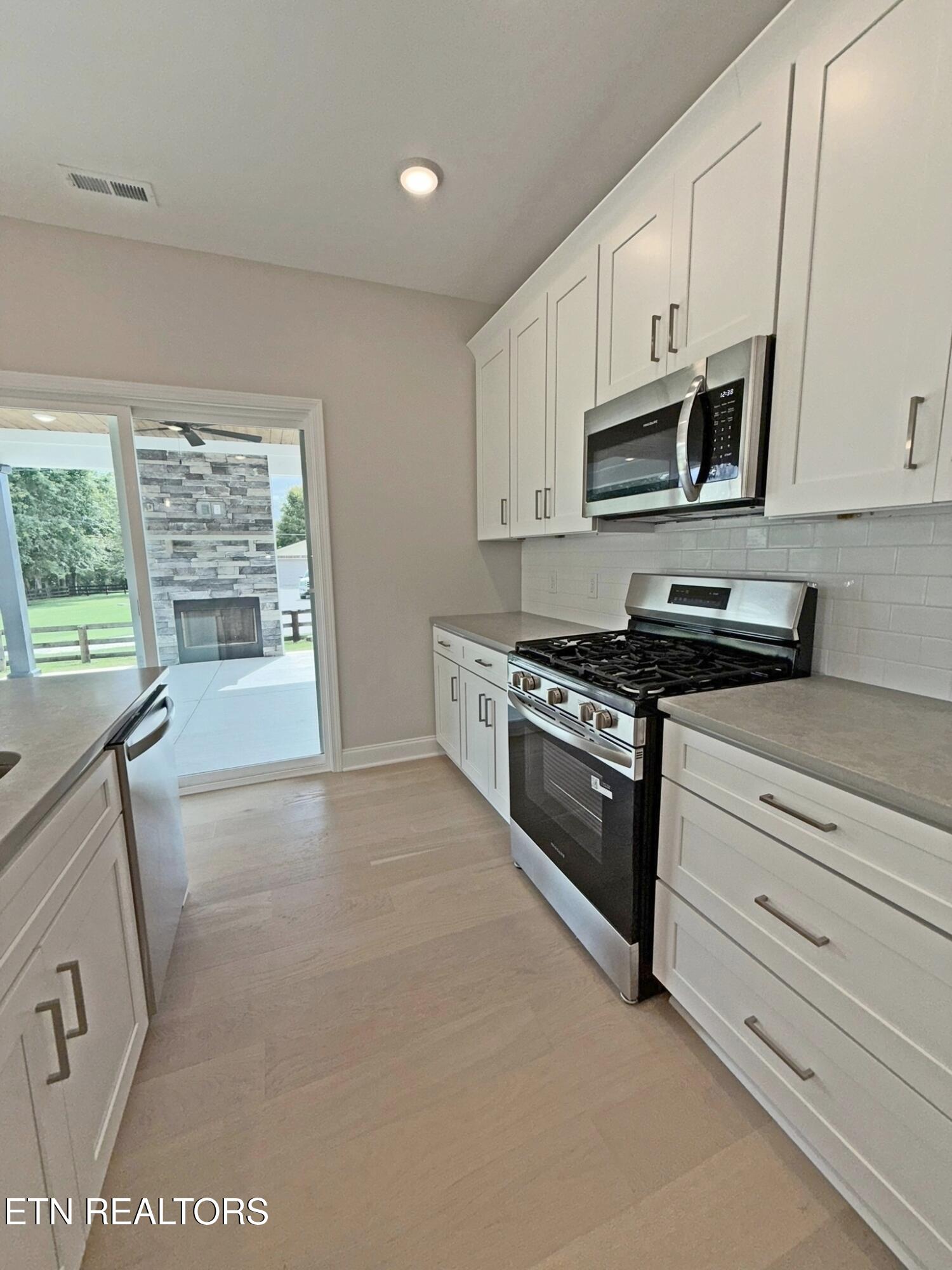 124 Chelsea Lane La Follette, TN 37766 - Photo 4 of 49 IMG_0950Chelseapicsed