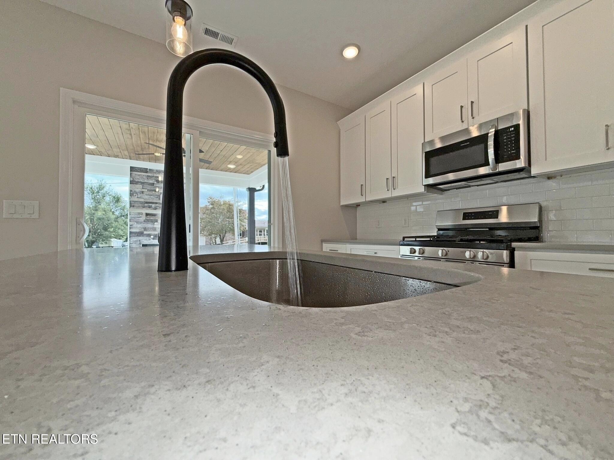 124 Chelsea Lane La Follette, TN 37766 - Photo 6 of 49 IMG_0952Chelseapicsed