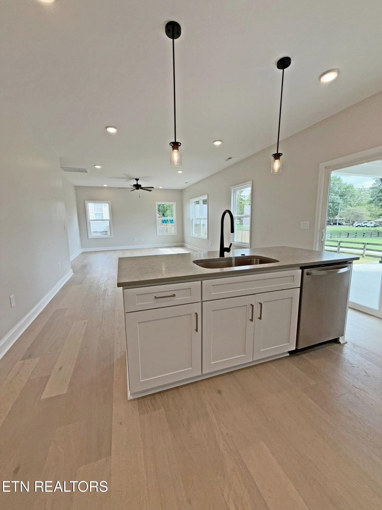 124 Chelsea Lane La Follette, TN 37766 - Photo 7 of 49 IMG_0953Chelseapicsed