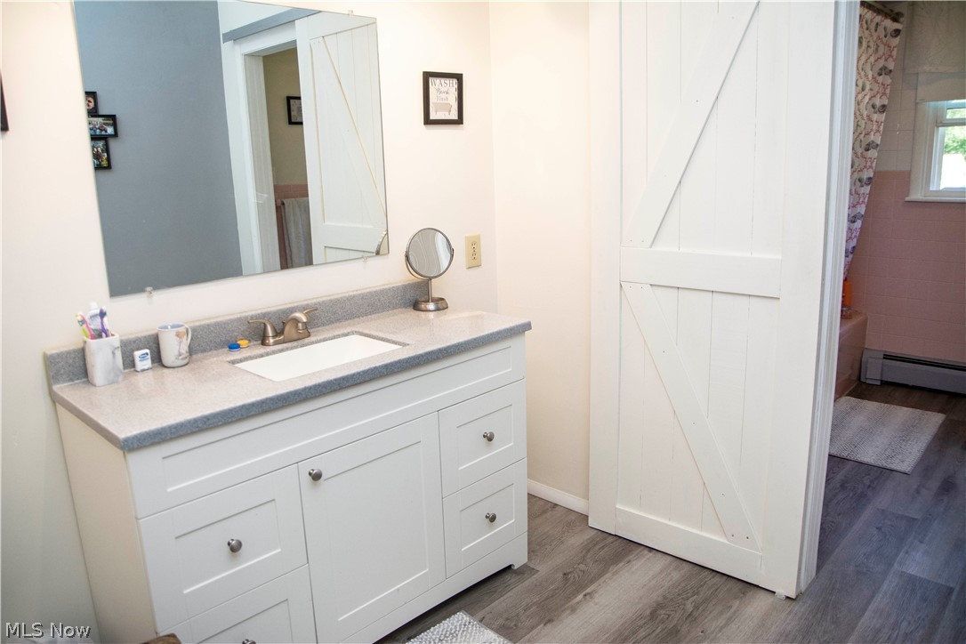 7571 Connelly Road Masury, OH 44438 - Photo 21 of 30 Large full bath on upper level.