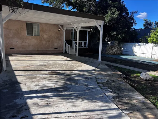 a view of backyard of the house