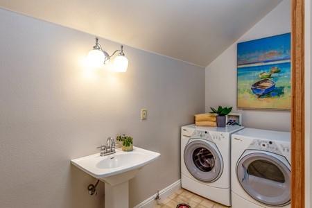 10120 United Place Cupertino, CA 95014 - Photo 16 of 30 a view of bathroom