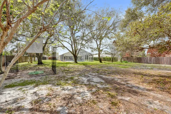 a view of yard with green space