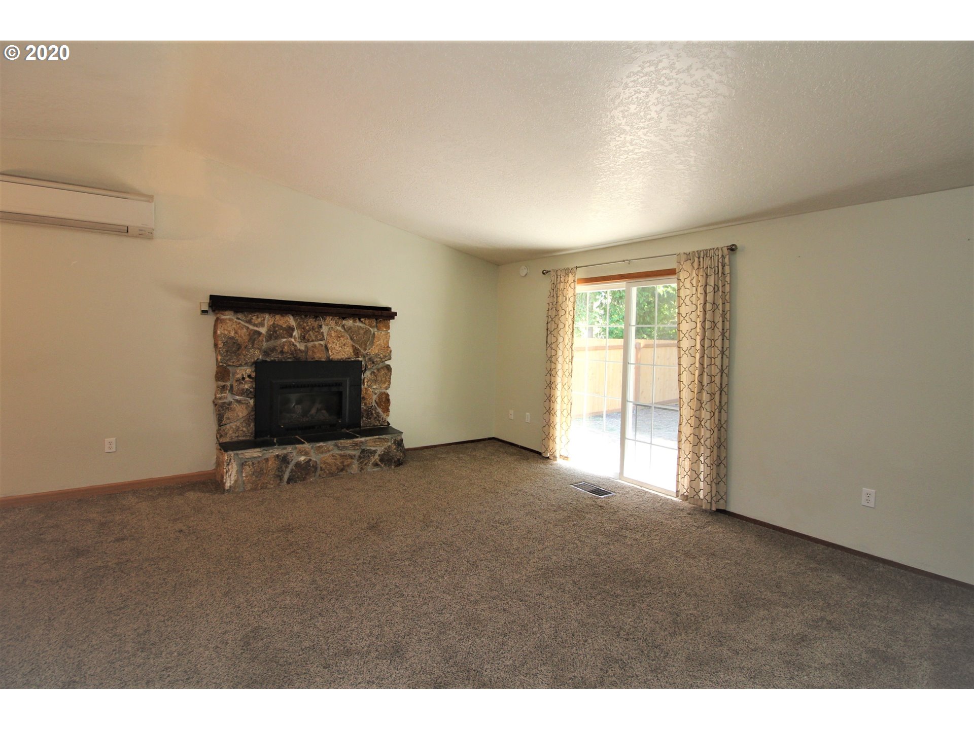 405 Radar Road Coos Bay, OR 97420 - Photo 3 of 15 Living Room