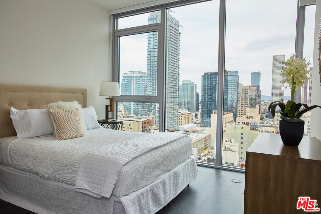 732 South Spring Street, Unit 918 Los Angeles, CA 90014 - Photo 15 of 31 a bedroom with a large bed and a large window