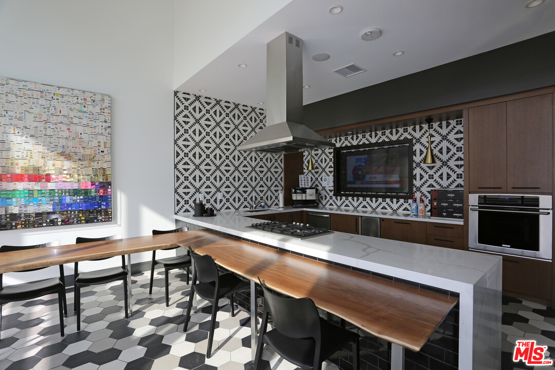 732 South Spring Street, Unit 918 Los Angeles, CA 90014 - Photo 19 of 31 a kitchen with a table and chairs in it