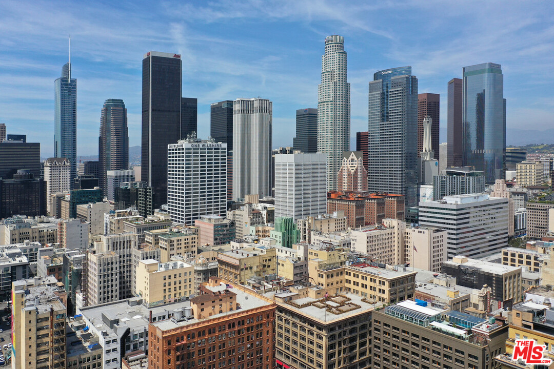 732 South Spring Street, Unit 918 Los Angeles, CA 90014 - Photo 26 of 31 a picture of city view