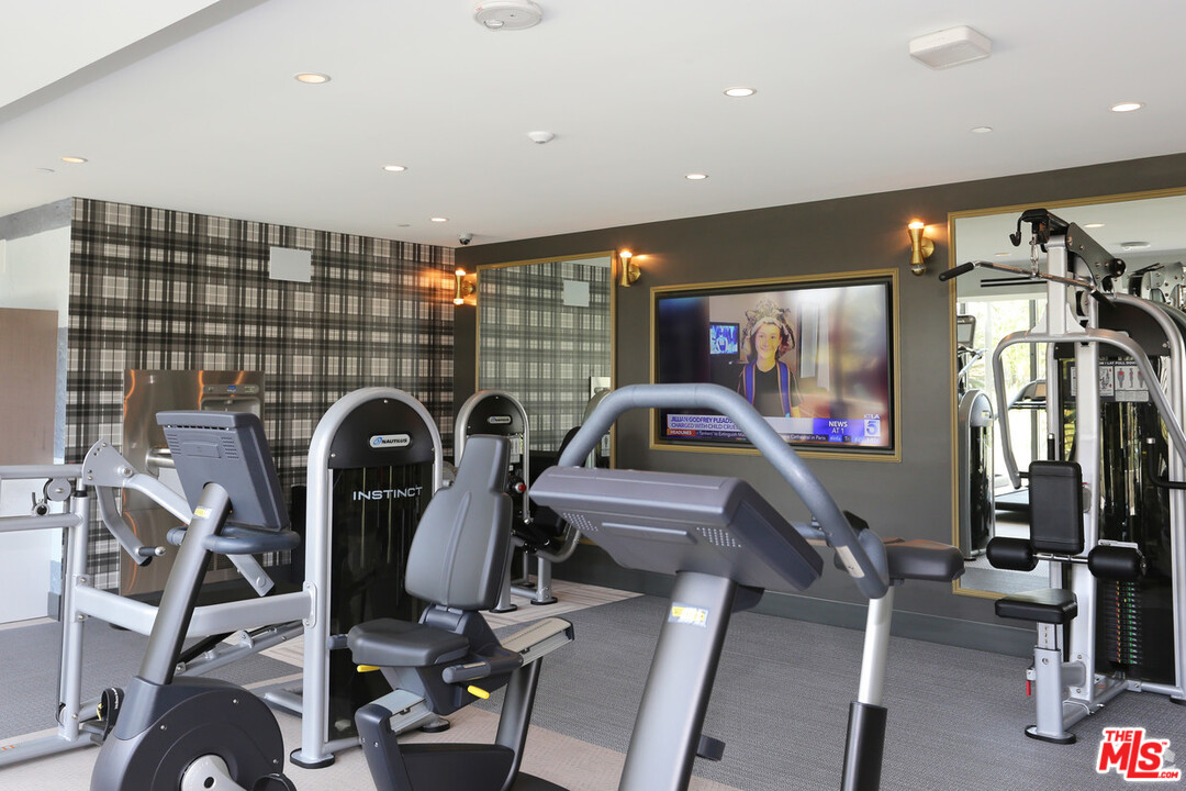 732 South Spring Street, Unit 918 Los Angeles, CA 90014 - Photo 30 of 31 a view of a room with gym equipment