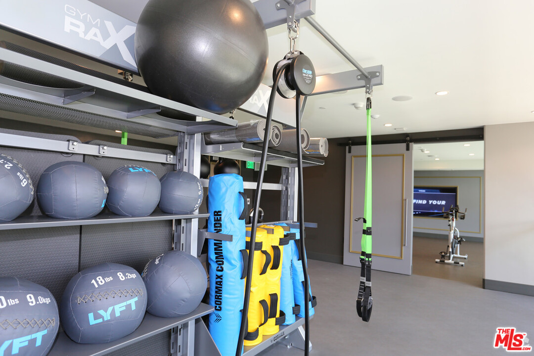 732 South Spring Street, Unit 918 Los Angeles, CA 90014 - Photo 31 of 31 a room with gym equipment