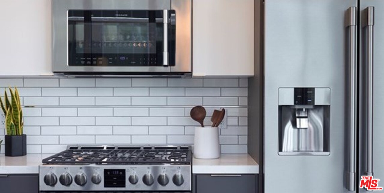 732 South Spring Street, Unit 918 Los Angeles, CA 90014 - Photo 5 of 31 a kitchen with a stove and a microwave