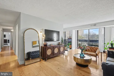 $399,000 | 5300 Holmes Run Parkway, Unit 615, Alexandria, VA 22304