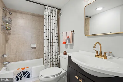 $399,000 | 5300 Holmes Run Parkway, Unit 615, Alexandria, VA 22304