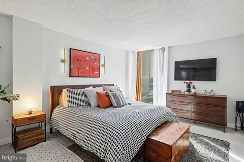 $399,000 | 5300 Holmes Run Parkway, Unit 615, Alexandria, VA 22304