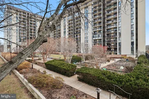 $399,000 | 5300 Holmes Run Parkway, Unit 615, Alexandria, VA 22304