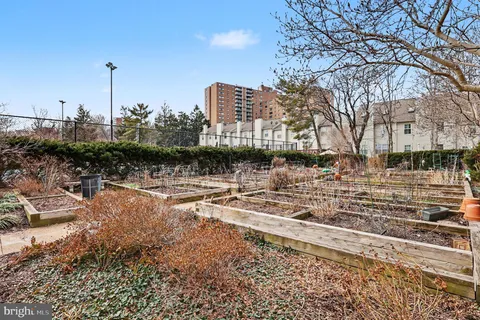 $399,000 | 5300 Holmes Run Parkway, Unit 615, Alexandria, VA 22304