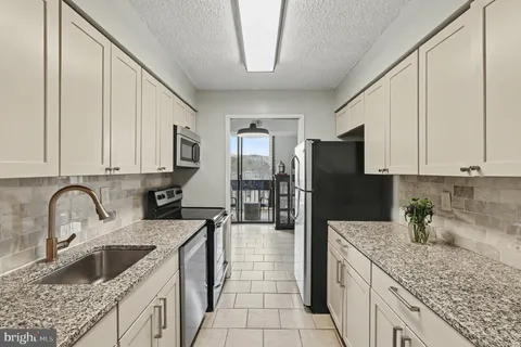 $399,000 | 5300 Holmes Run Parkway, Unit 615, Alexandria, VA 22304