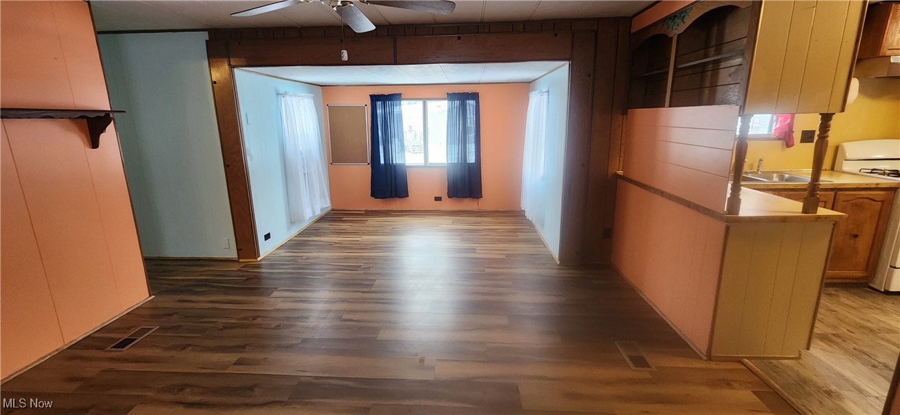 202 West Main Road, Unit 111 Conneaut, OH 44030 - Photo 16 of 27 Living room w "tip out" bonus space