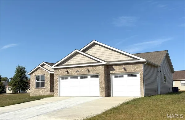 $449,900 | 359 Sleeping Indian Drive, Freeburg, IL 62243