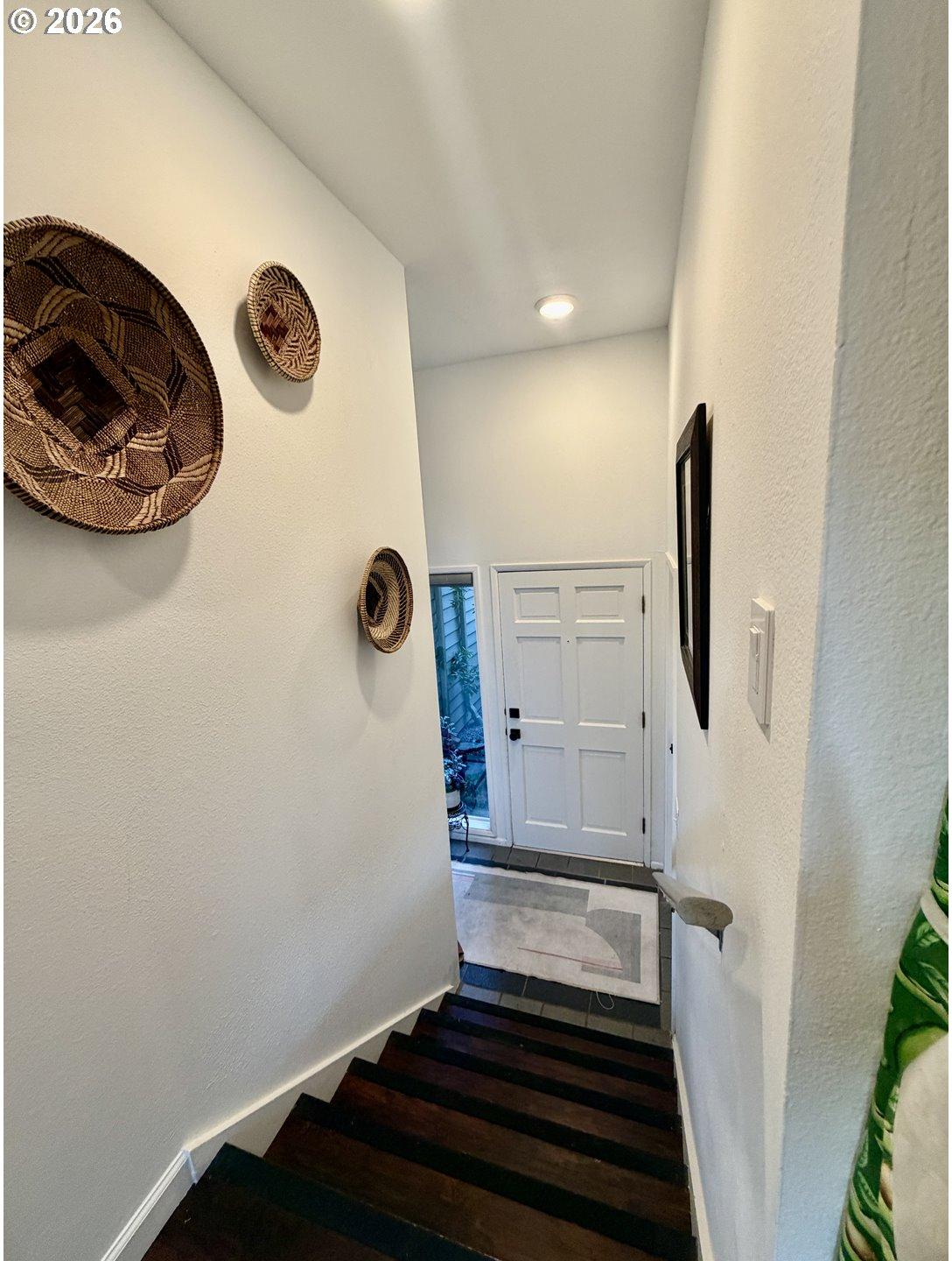 327 Country Club Road Eugene, OR 97401 - Photo 14 of 48 Entrance/Foyer