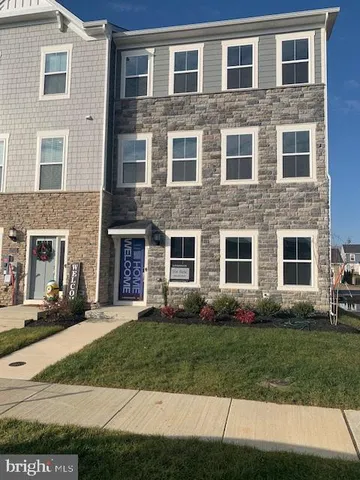 a brick building that has a lots of windows in it