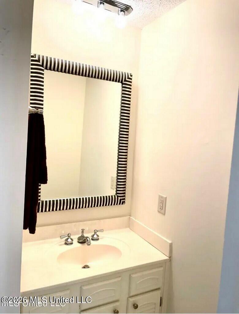 1255 East County Line Road, Unit L7 Jackson, MS 39211 - Photo 14 of 16 Bathroom View L7