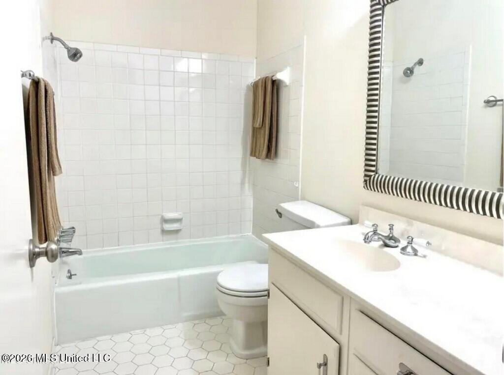 1255 East County Line Road, Unit L7 Jackson, MS 39211 - Photo 15 of 16 Another Bathroom View L7