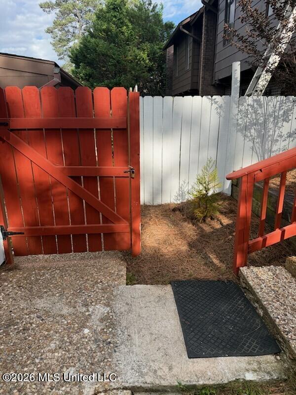 1255 East County Line Road, Unit L7 Jackson, MS 39211 - Photo 4 of 16 Privacy Gate L7