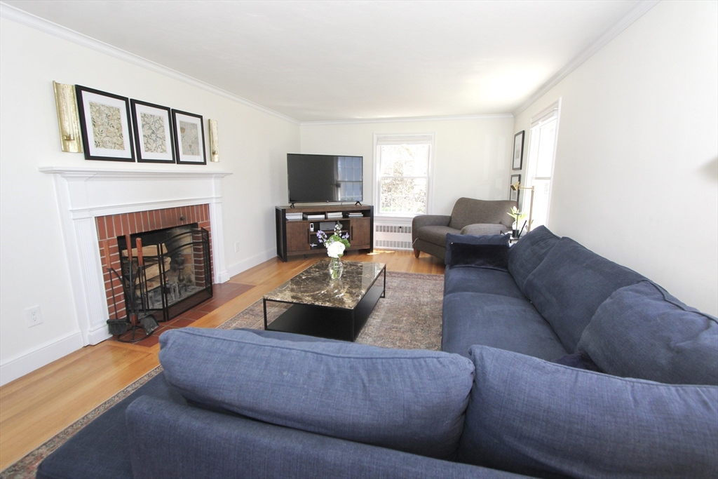 8 Birmingham Road Worcester, MA 01606 - Photo 3 of 18