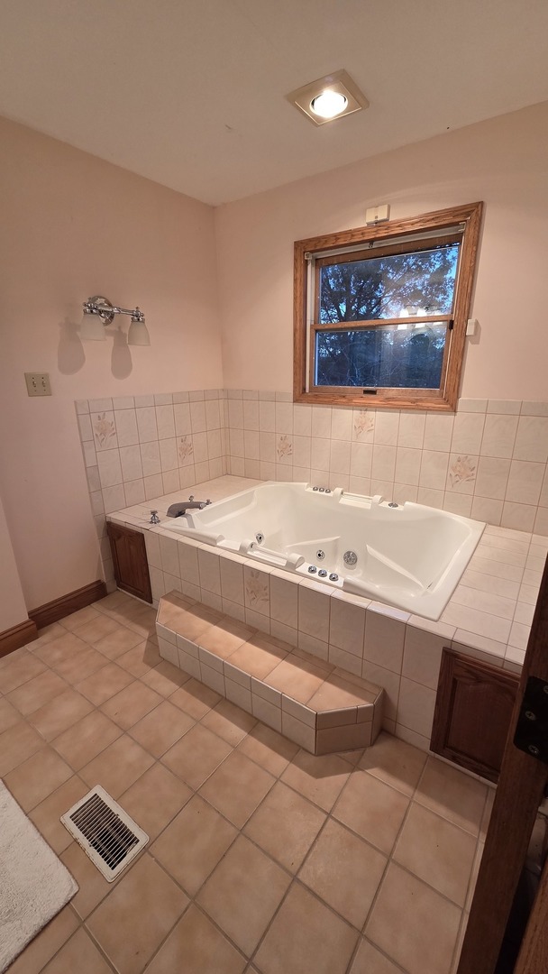 2502 Van Drunen Lane Crete, IL 60417 - Photo 37 of 58 a room with a table and chairs