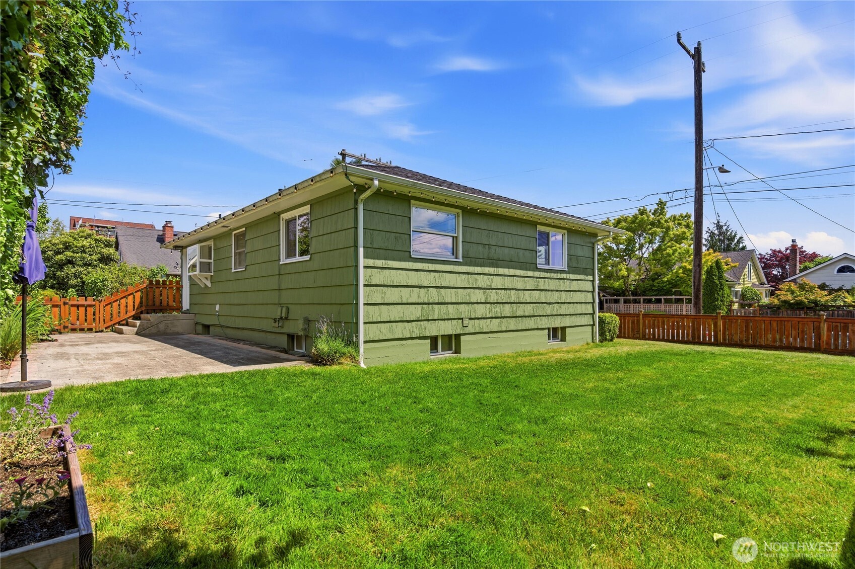 6825 Linden Avenue North Seattle, WA 98103 - Photo 33 of 40