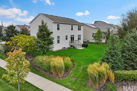 a view of a house with backyard