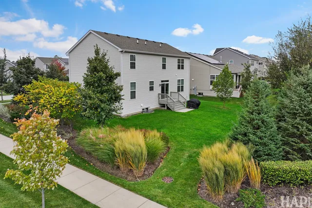 a view of a house with backyard