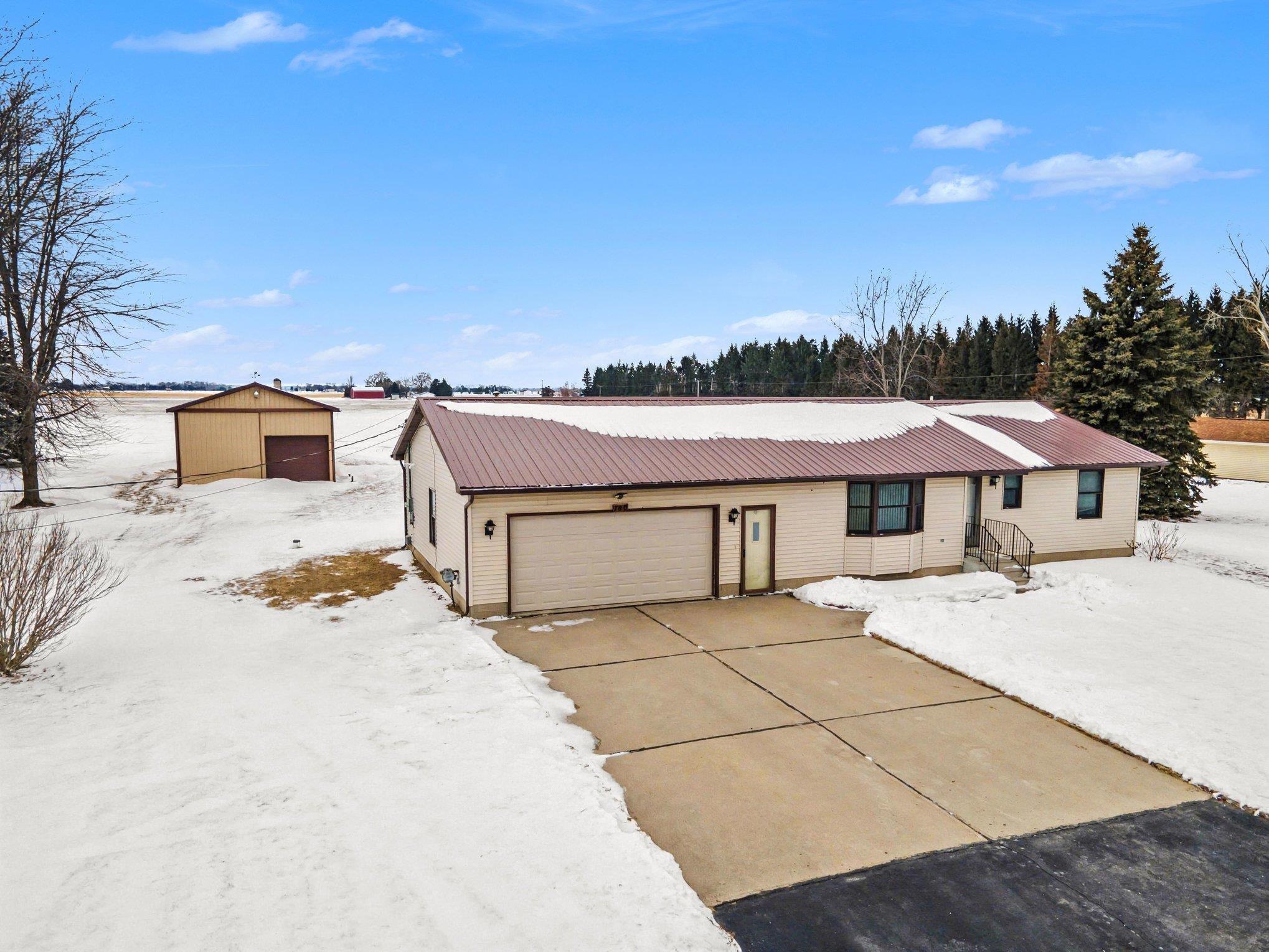 780 South Mackinaw Road Kawkawlin, MI 48631 - Photo 1 of 28