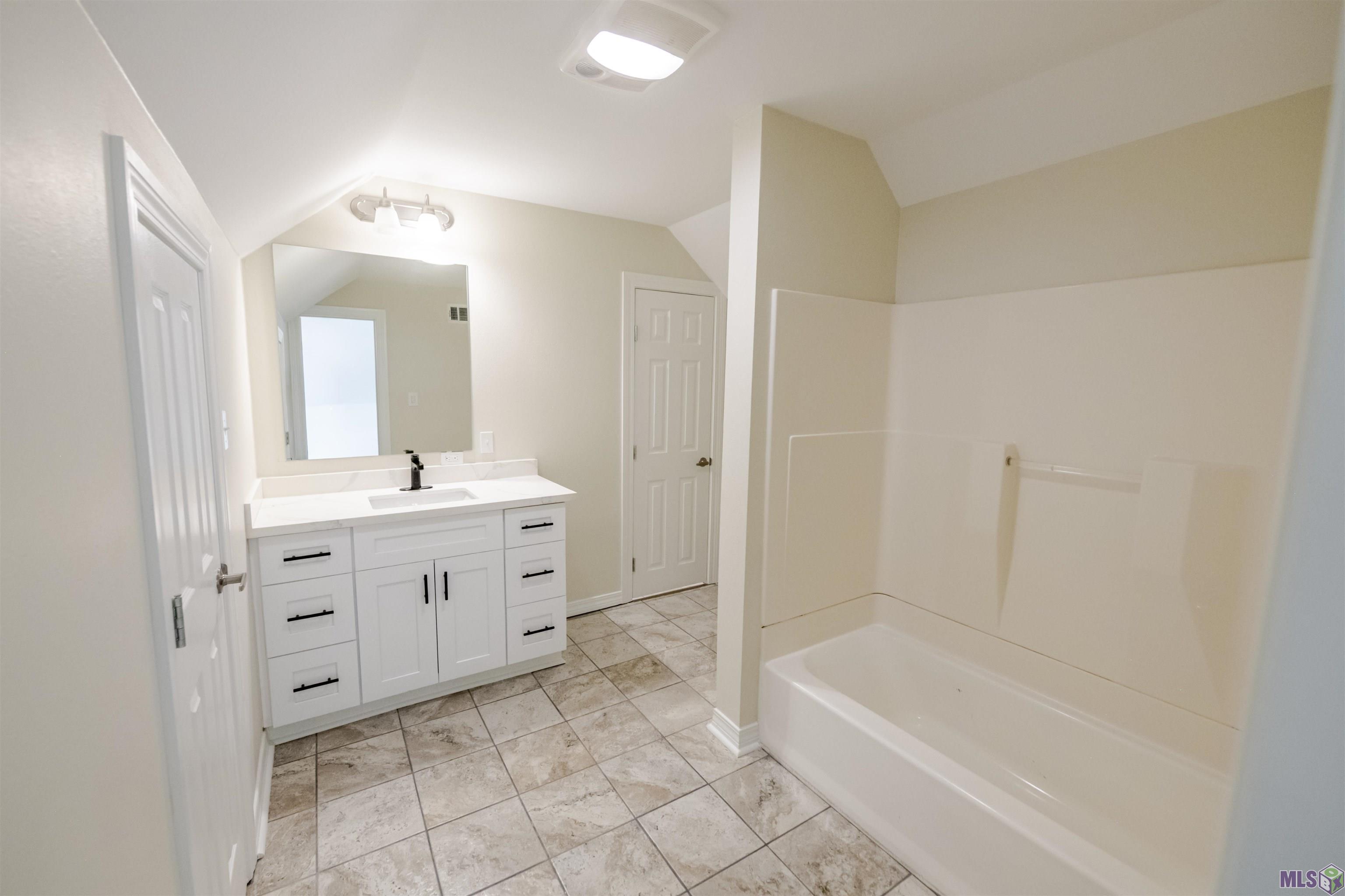 277 East 89th Street Cut Off, LA 70345 - Photo 20 of 29 Upstairs Bathroom
