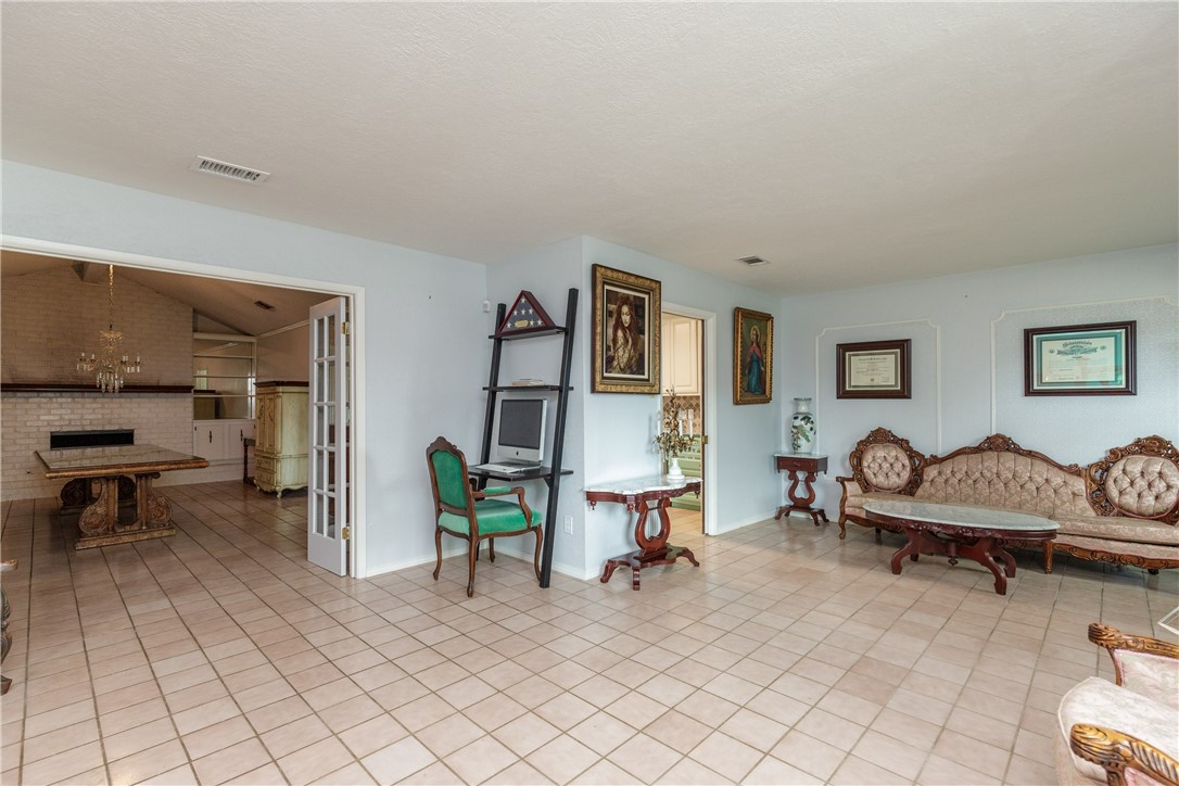 4401 Bluefield Drive Corpus Christi, TX 78413 - Photo 14 of 25 a living room with furniture