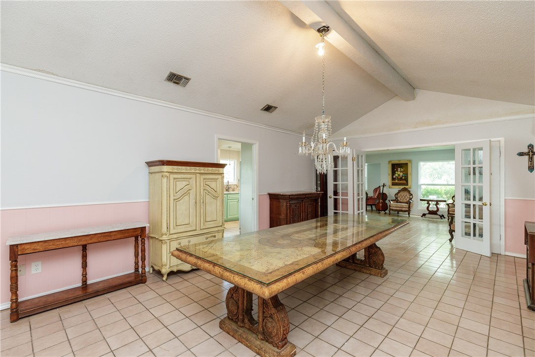 4401 Bluefield Drive Corpus Christi, TX 78413 - Photo 22 of 25 a living room with furniture
