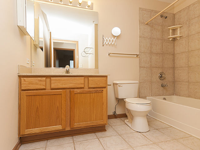 515 Main Street, Unit 707 Evanston, IL 60202 - Photo 8 of 12 a bathroom with a toilet a sink and bathtub